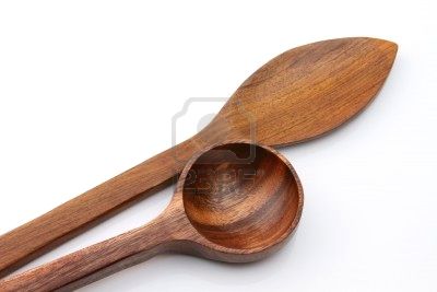 6124362-cucchiaio-di-legno-isolato-su-sfondo-opaco.jpg